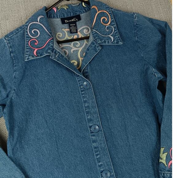 Denim & Co. Vintage Denim Shirt Chore Womens Medium Blue Floral Embroidered Y2K - Picture 4 of 11